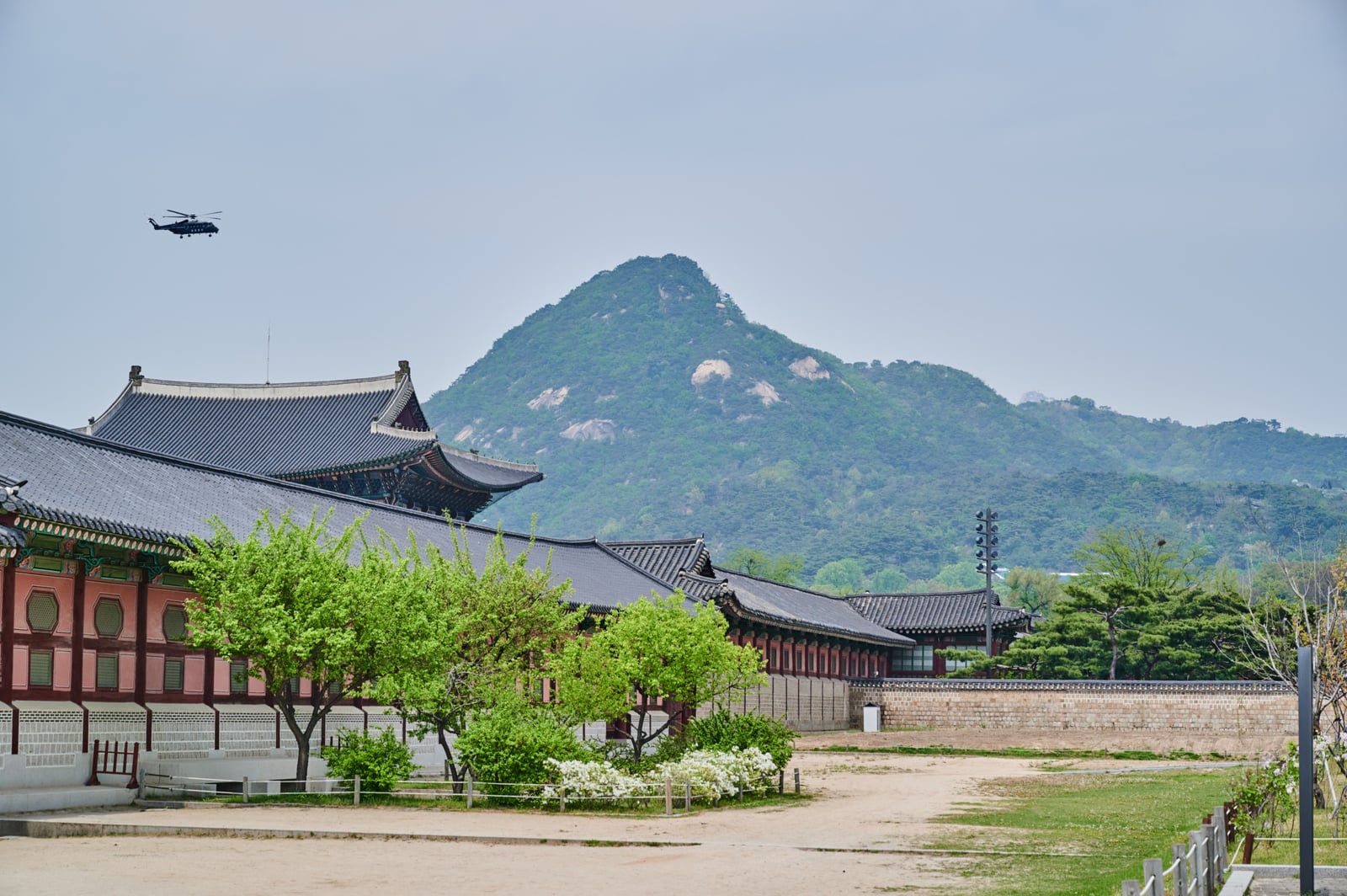景福宮興禮門與遠方北岳山景致｜2018/04+2019/04 韓國首爾