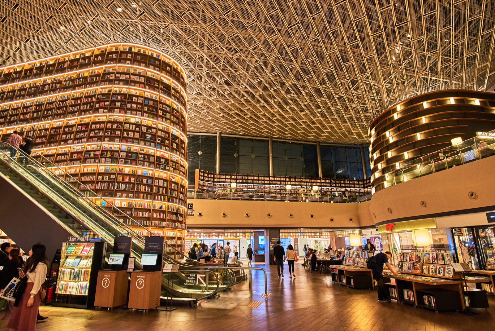 星空圖書館的璀璨書牆與現代建築美學｜2018/04+2019/04 韓國首爾
