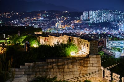 駱山頂上的古城牆夜色