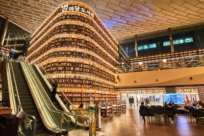 星空圖書館的璀璨書牆與手扶梯