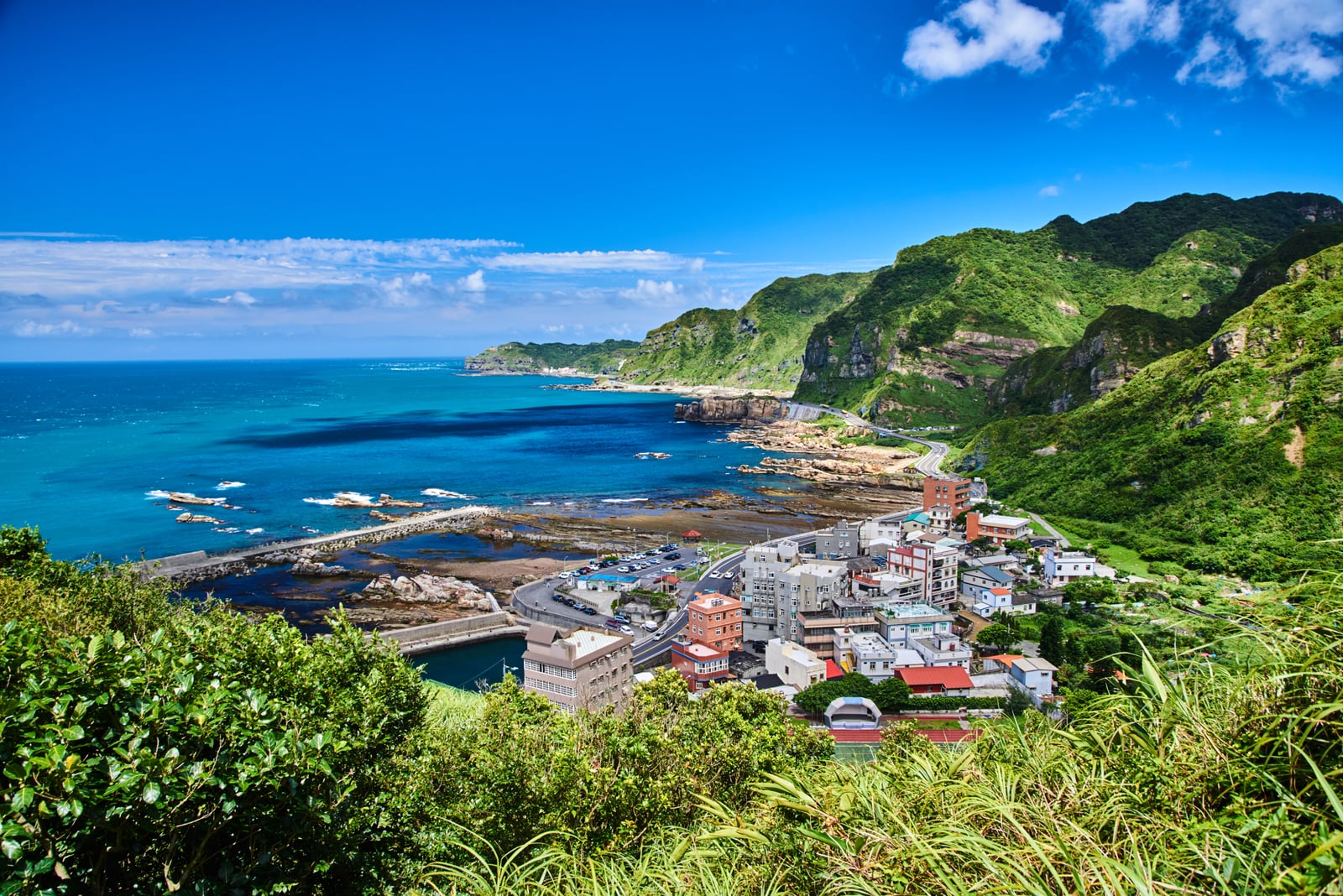 南子吝山俯瞰湛藍海灣與聚落｜2018/07+2017/07 東北角/北海岸