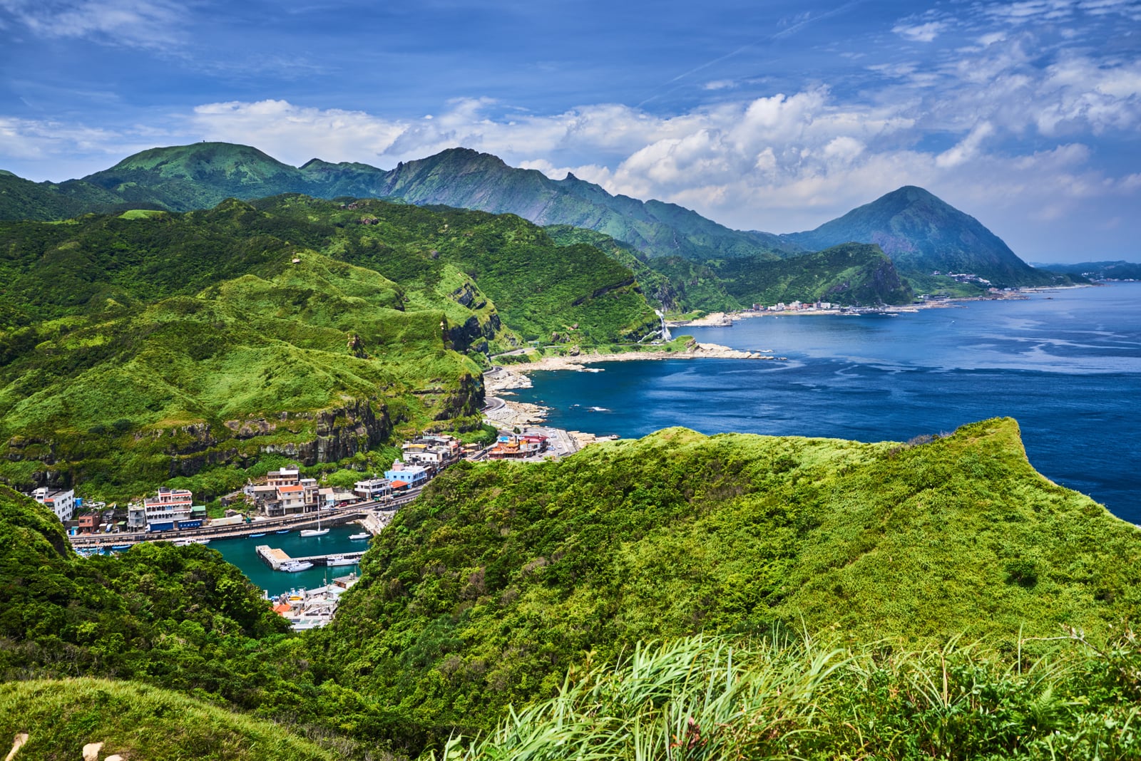鼻頭角步道俯瞰翠綠山巒與湛藍海灣｜2018/07+2017/07 東北角/北海岸