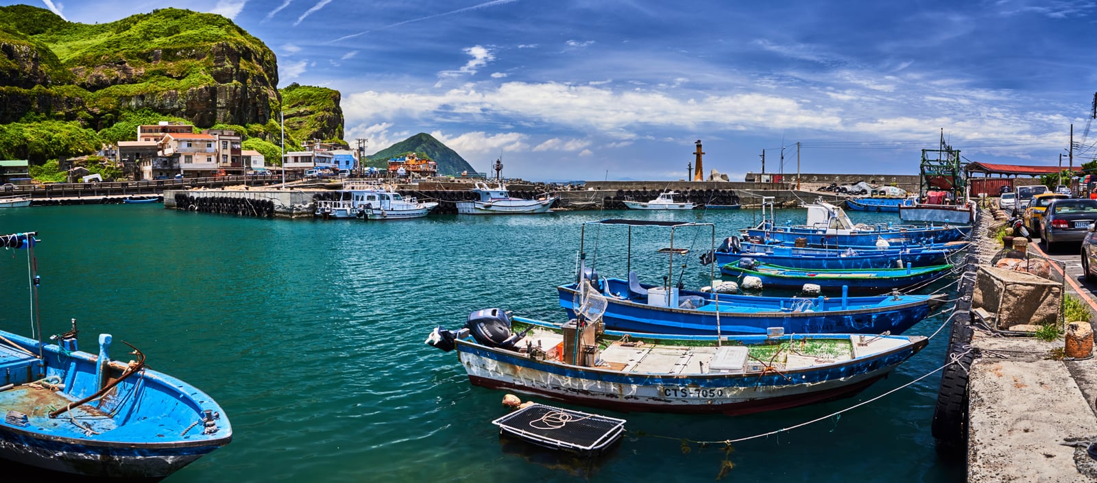鼻頭漁港的蔚藍港灣與停泊船隻｜2018/07+2017/07 東北角/北海岸