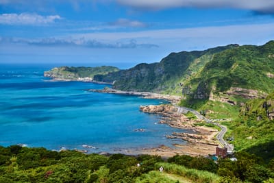 南子吝山俯瞰湛藍海岸與蜿蜒公路