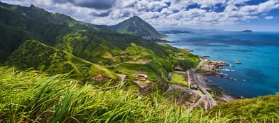 南子吝山俯瞰翠綠山巒與湛藍海岸線