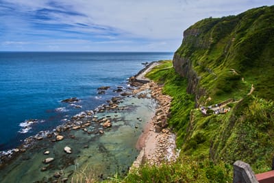 望幽谷翠綠山崖與湛藍海岸線