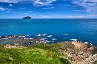 望幽谷俯瞰湛藍海景與基隆嶼
