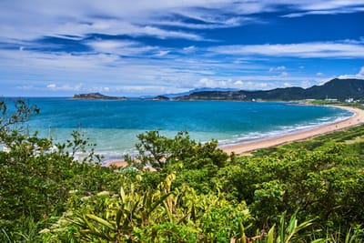 金山海灣的湛藍夏日風光
