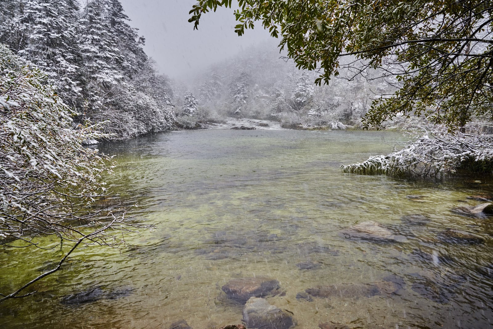 木格措初雪後的靜謐湖畔｜2018/10 川西與稻城亞丁