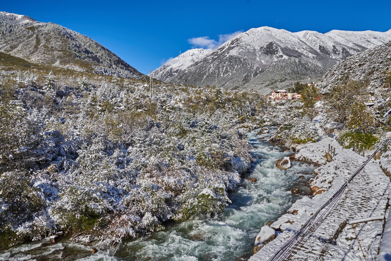 折多山驛站旁的雪後溪流與遠山｜2018/10 川西與稻城亞丁