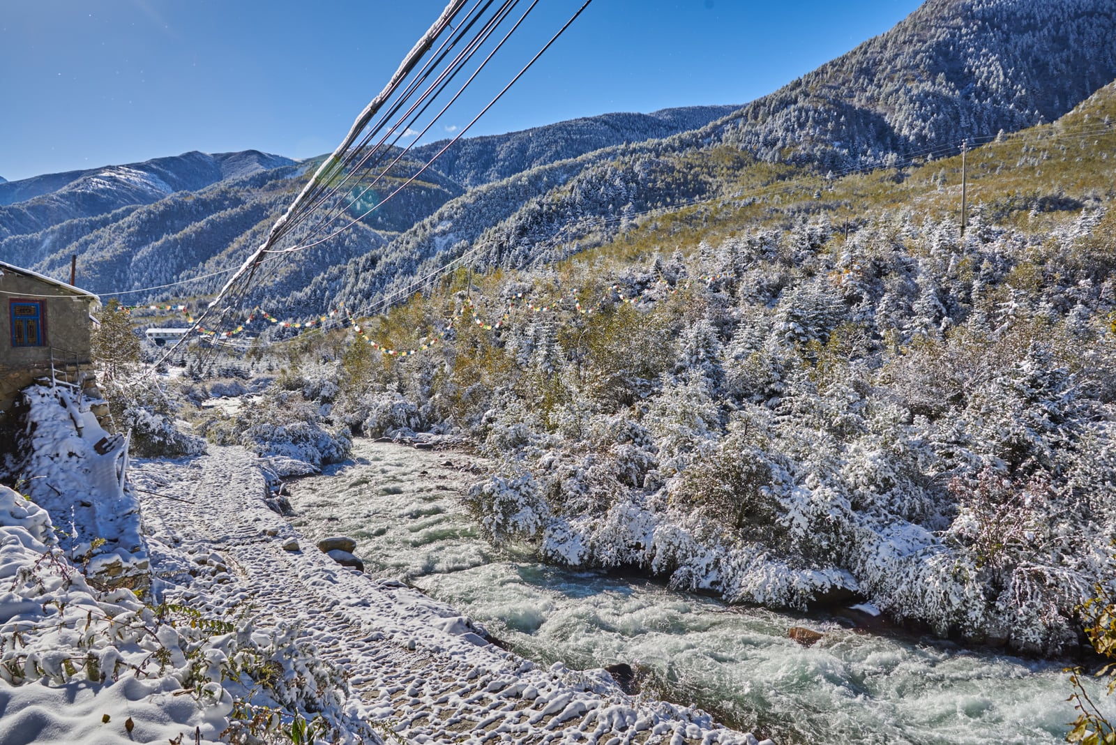 折多山驛站旁的初雪溪流｜2018/10 川西與稻城亞丁