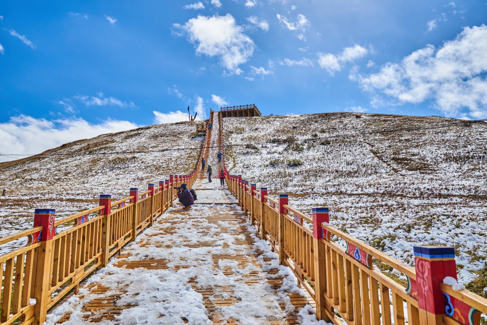 塔公草原的雪後木棧道與藍天｜2018/10 川西與稻城亞丁
