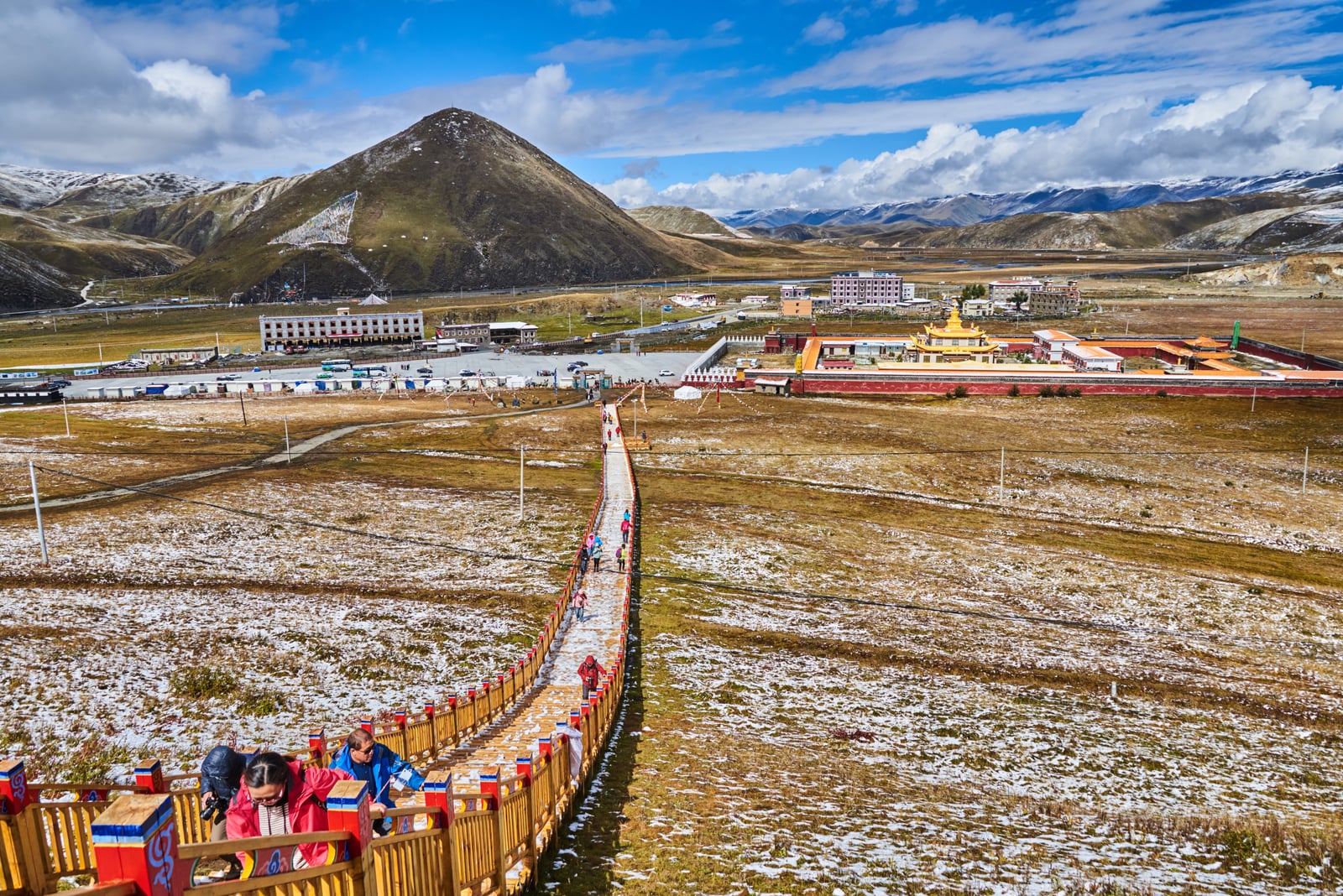 塔公草原木棧道與遠方雪山景致｜2018/10 川西與稻城亞丁