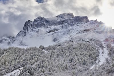 布達拉峰的雪嶺晨光
