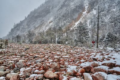 木格措山谷的初雪與紅石灘