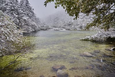 木格措初雪後的靜謐湖畔