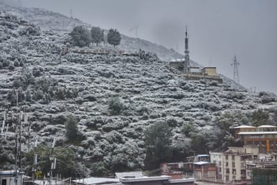 康定情歌廣場的初雪山景