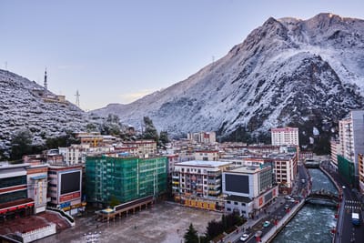 晨光映照康定情歌廣場的雪山城景