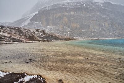 亞丁保護區雪山下的湛藍湖泊