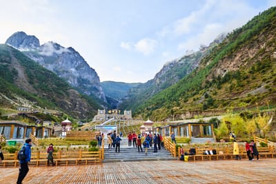 亞丁國家級自然保護區的晨光山景