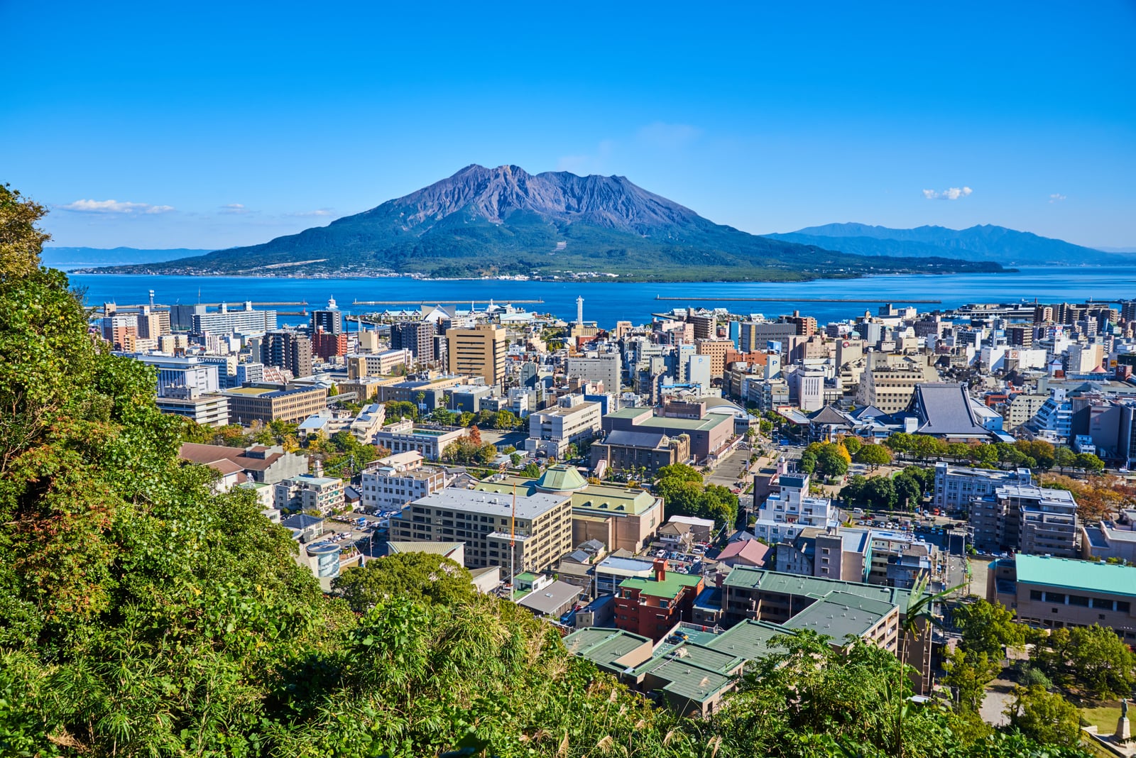 城山公園展望台俯瞰櫻島火山與市區｜2018/11 南九州