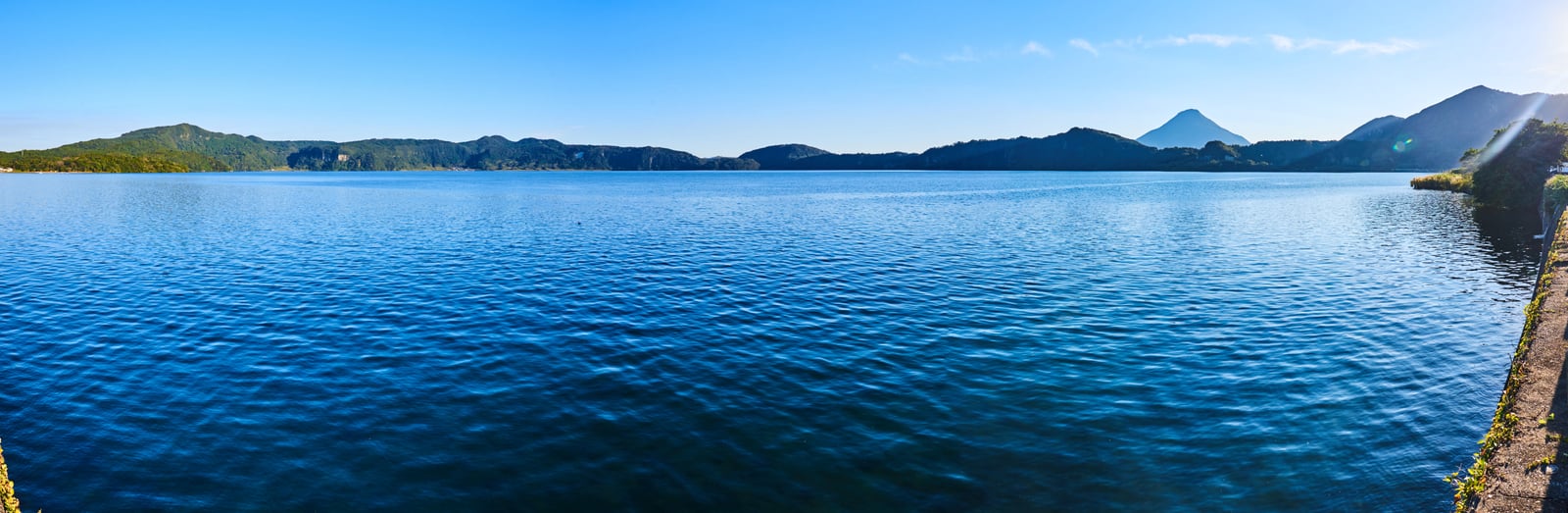 池田湖的湛藍全景與遠方山巒｜2018/11 南九州
