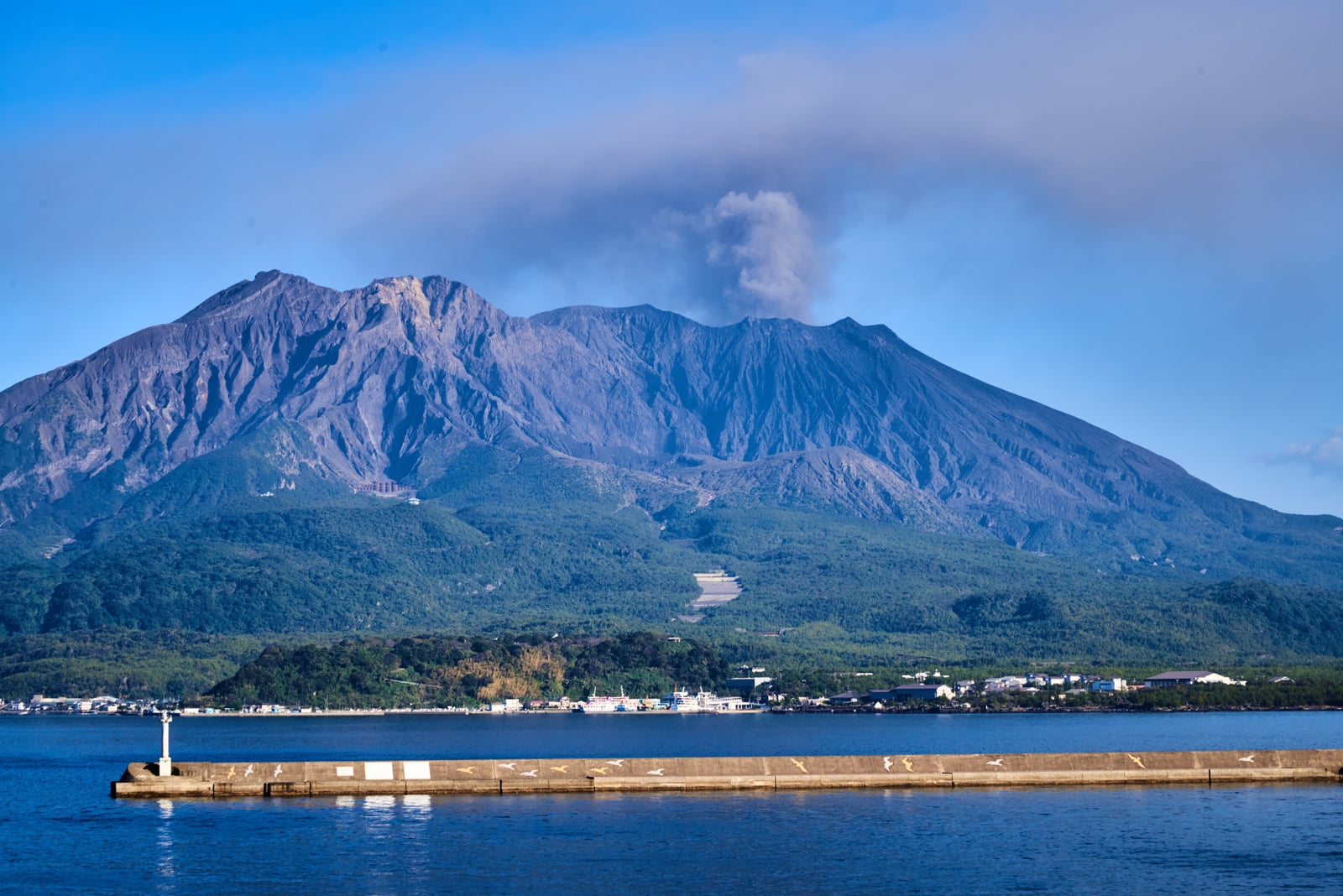 噴煙繚繞的櫻島火山壯麗景致｜2018/11 南九州