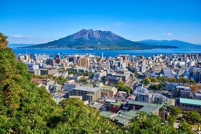 城山公園展望台俯瞰櫻島火山與市區