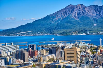城山公園展望台眺望櫻島火山與港灣