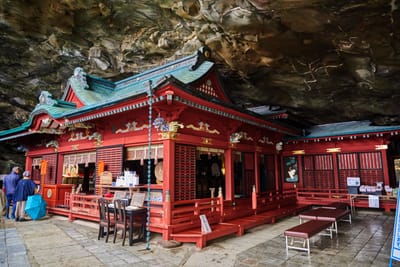 鑲嵌於海蝕洞穴中的鵜戶神宮朱紅本殿