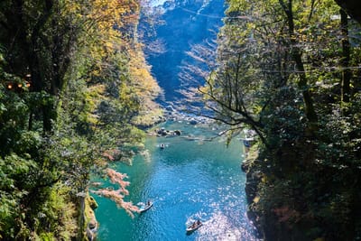 高千穗峽谷的碧綠溪流與遊船