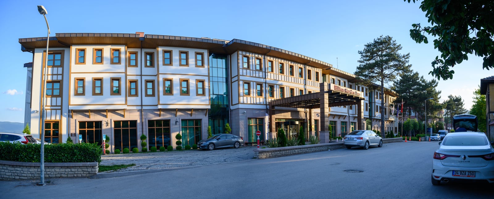 黃昏斜陽照映下的現代飯店建築全景｜2019/06 土耳其