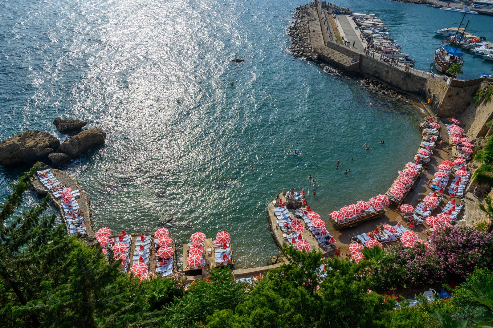 峭壁下的海灣與紅白色遮陽傘｜2019/06 土耳其