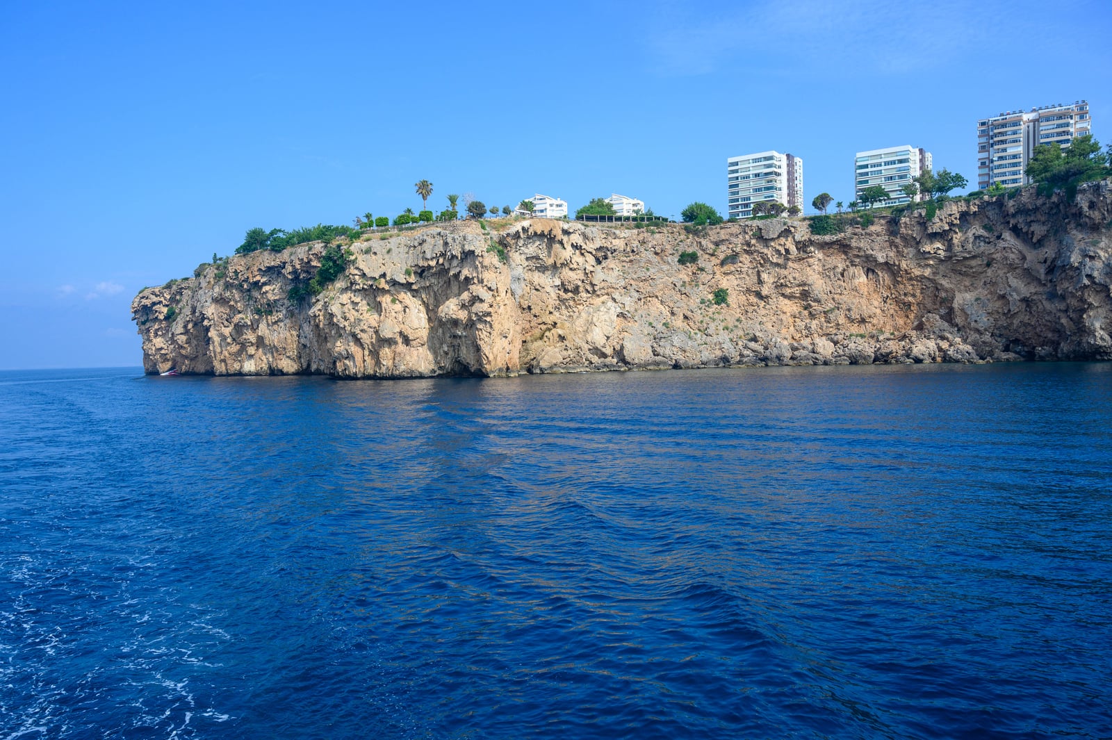 蔚藍海面上聳立的海岸懸崖與崖頂建築｜2019/06 土耳其