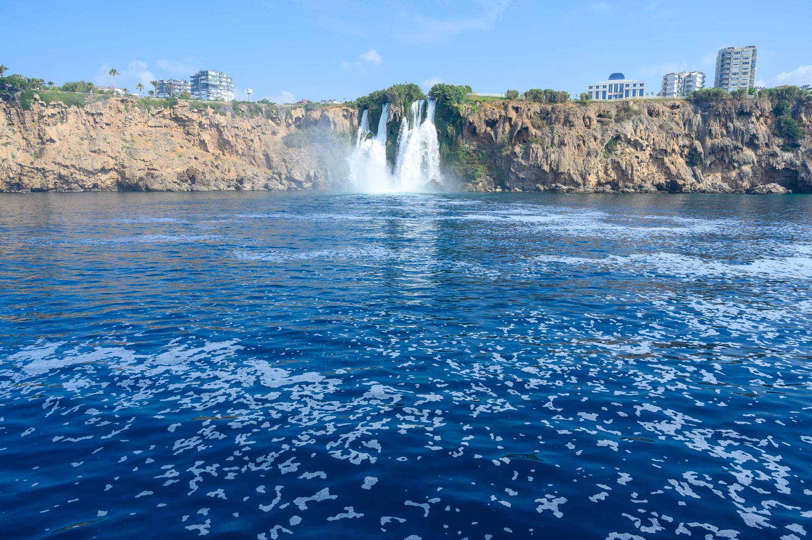 海崖傾瀉而下的壯麗瀑布與湛藍海面｜2019/06 土耳其