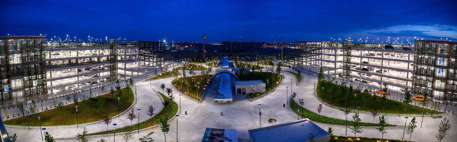藍調夜色下現代化建築的廣角全景｜2019/06 土耳其