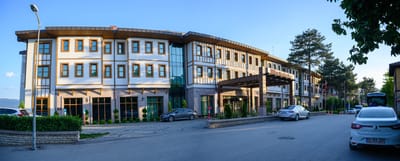 黃昏斜陽照映下的現代飯店建築全景｜2019/06 土耳其