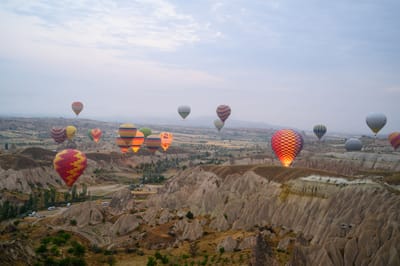 晨光中升空的多彩熱氣球與奇特地形｜2019/06 土耳其