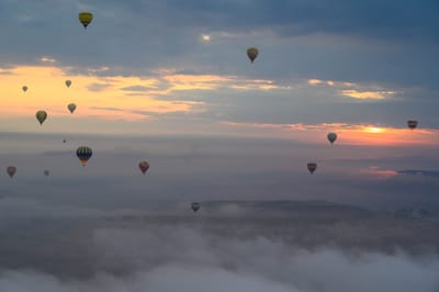 晨光雲海中升空繽紛熱氣球｜2019/06 土耳其