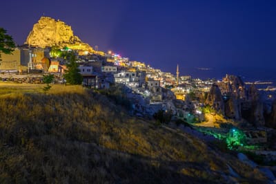 夜色中燈火輝煌的烏奇希薩爾城堡與山城