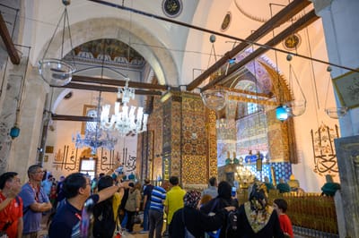 梅夫拉那博物館內精緻華麗的伊斯蘭建築與遊客