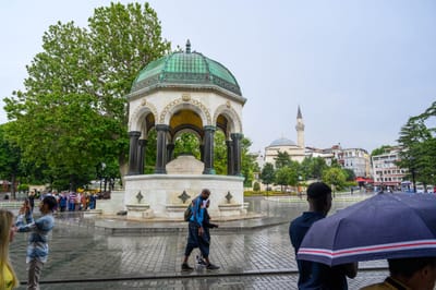 雨中君士坦丁堡競技場的精緻涼亭建築