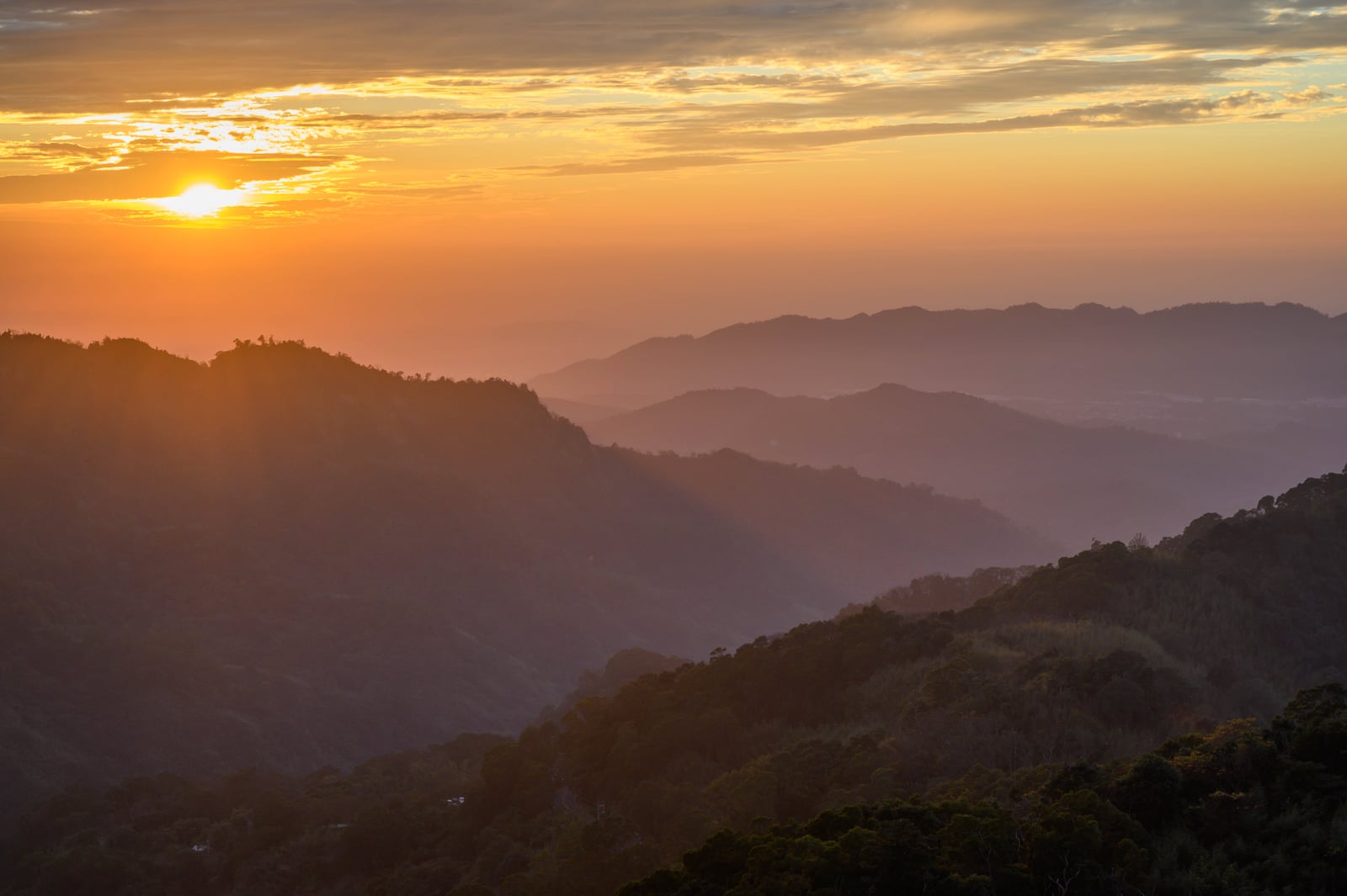 雲洞山遊憩區的金色夕陽餘暉｜2019/12 苗栗