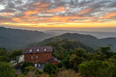 雲洞山遊憩區的橘紅夕陽餘暉｜2019/12 苗栗
