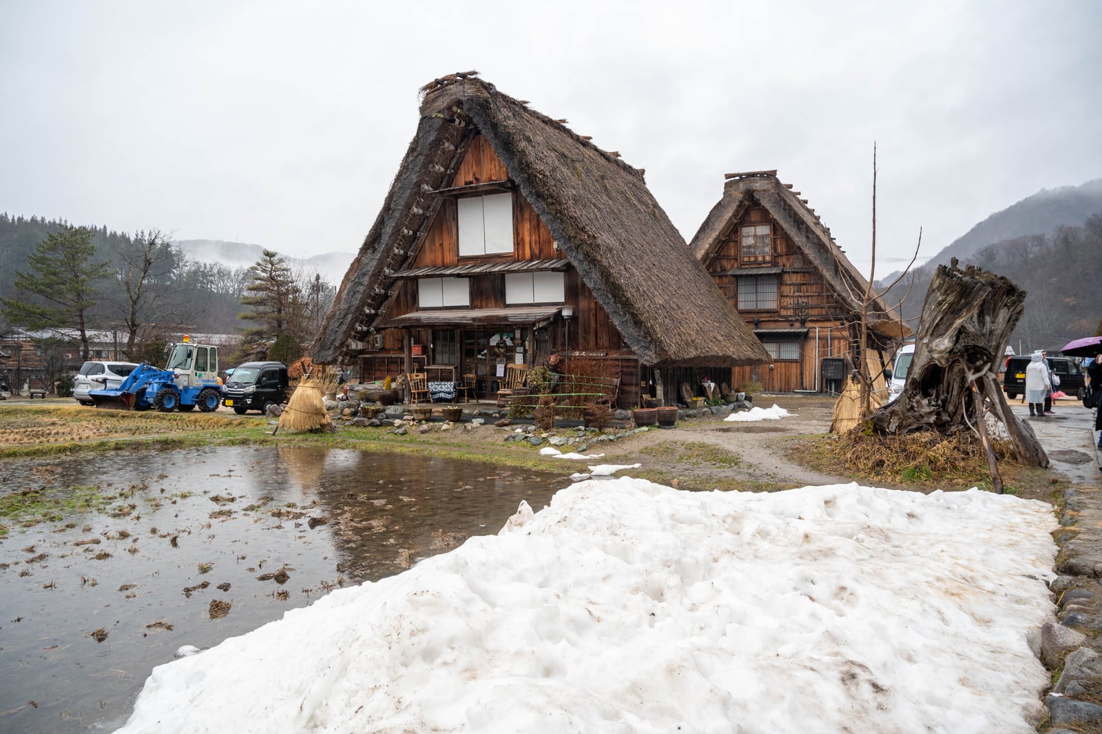 殘雪映襯下的傳統茅草屋舍｜2020/02 合掌村/北陸/名古屋
