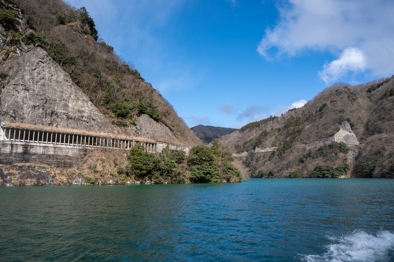 群山環繞的碧綠湖水與山壁廊道｜2020/02 合掌村/北陸/名古屋