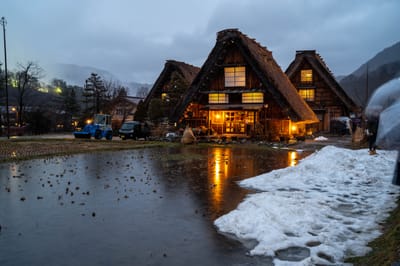 暮色中點燈的三小屋倒影｜2020/02 合掌村/北陸/名古屋