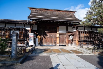 高山陣屋的古樸木造大門