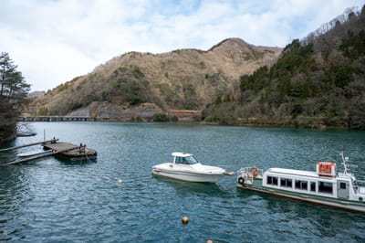莊川峽寧靜的湖光山色與遊船