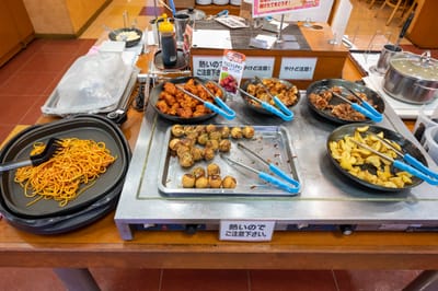 金澤餐廳自助吧的熱騰騰佳餚